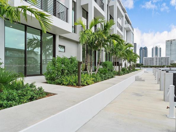 4004 NE 167 St 8, North Miami Beach FL 33160
