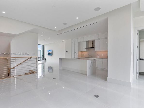 4004 NE 167 St 8, North Miami Beach FL 33160