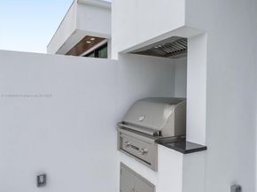 4004 NE 167 St 8, North Miami Beach FL 33160