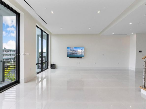 4004 NE 167 St 8, North Miami Beach FL 33160