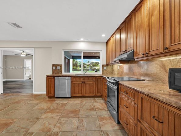 7491 SW 18th St, Plantation FL 33317