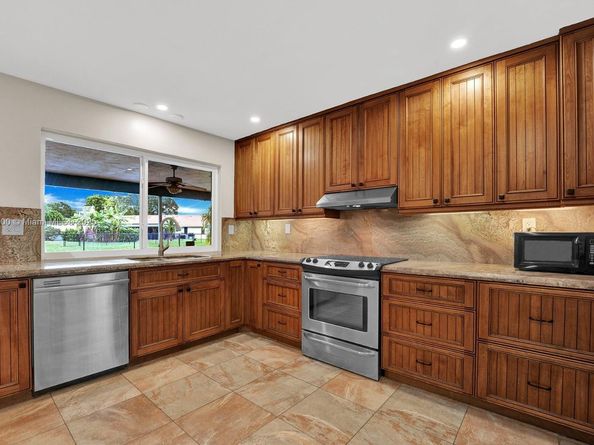 7491 SW 18th St, Plantation FL 33317