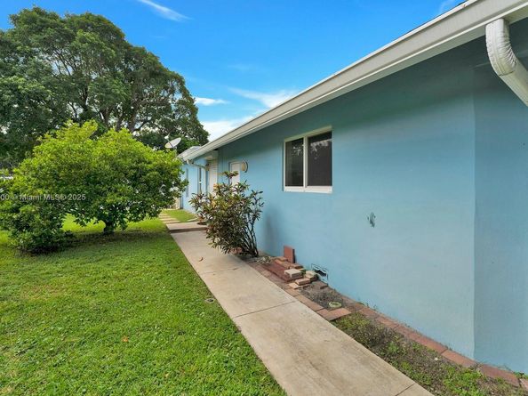 7491 SW 18th St, Plantation FL 33317