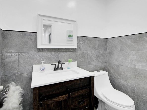 2275 NW 30th St, Miami FL 33142