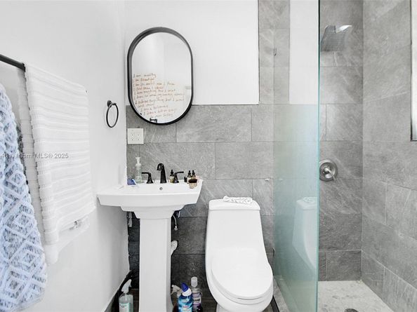 2275 NW 30th St, Miami FL 33142