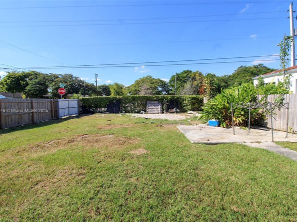 2275 NW 30th St, Miami FL 33142
