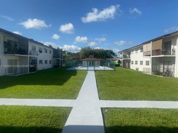 9520 SW 8th St 111, Miami FL 33174