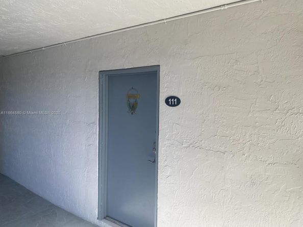 9520 SW 8th St 111, Miami FL 33174