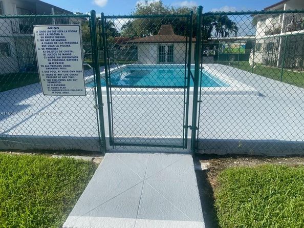 9520 SW 8th St 111, Miami FL 33174