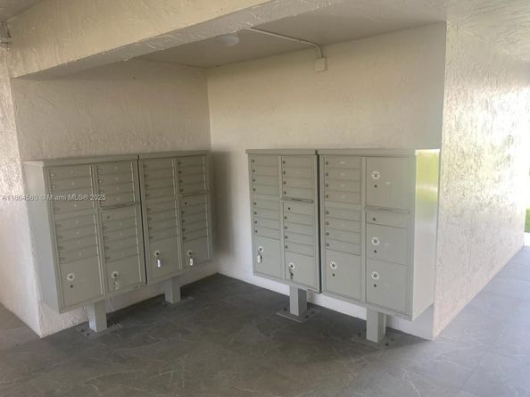 9520 SW 8th St 111, Miami FL 33174
