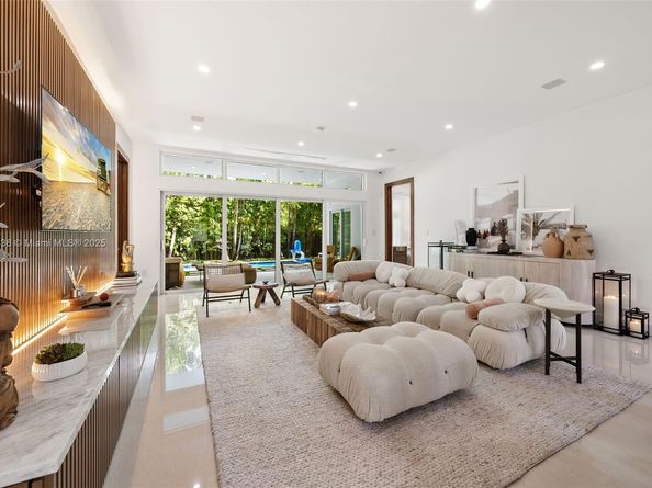 865 W 47th St, Miami Beach FL 33140