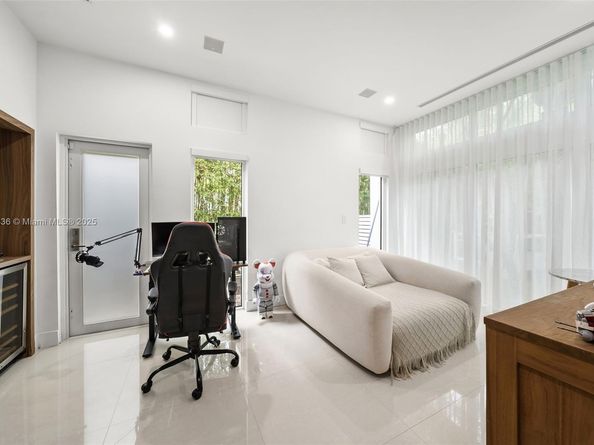 865 W 47th St, Miami Beach FL 33140