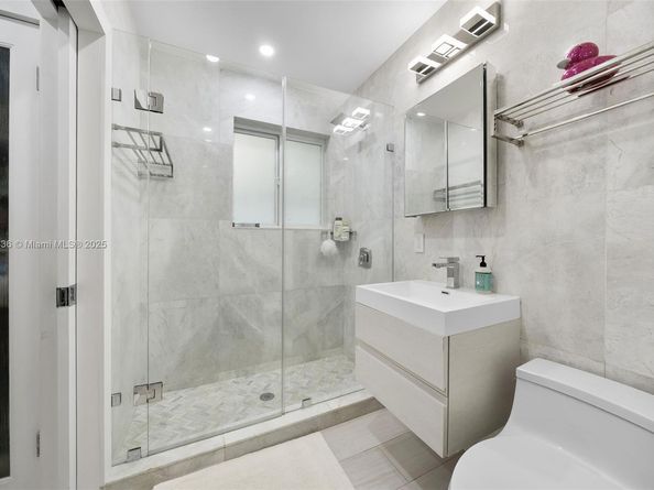 865 W 47th St, Miami Beach FL 33140