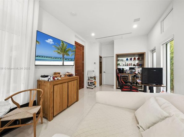 865 W 47th St, Miami Beach FL 33140