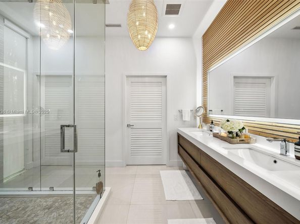 865 W 47th St, Miami Beach FL 33140