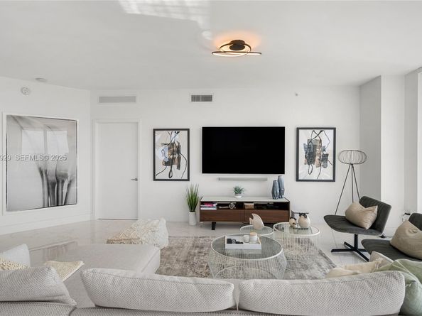 17111 Biscayne Blvd 2002, North Miami Beach FL 33160