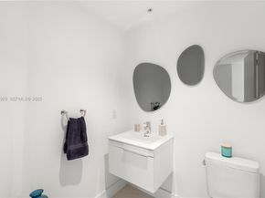 17111 Biscayne Blvd 2002, North Miami Beach FL 33160