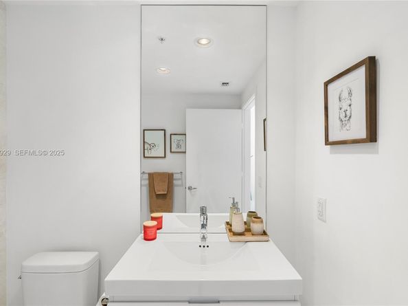 17111 Biscayne Blvd 2002, North Miami Beach FL 33160