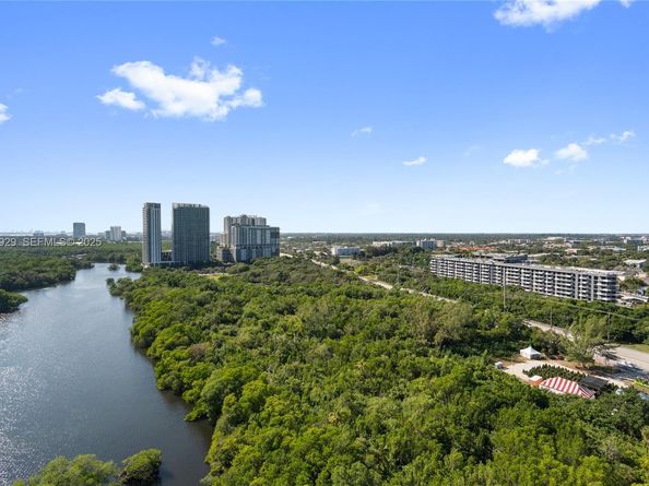 17111 Biscayne Blvd 2002, North Miami Beach FL 33160