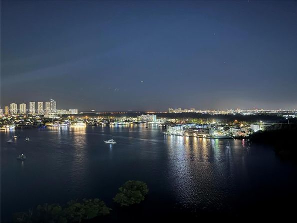 17111 Biscayne Blvd 2002, North Miami Beach FL 33160