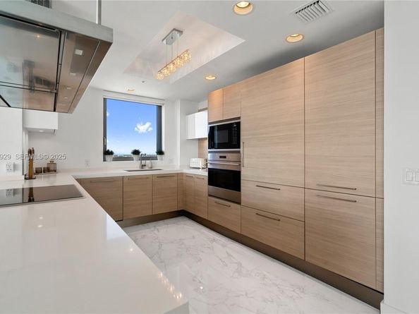 17111 Biscayne Blvd 2002, North Miami Beach FL 33160