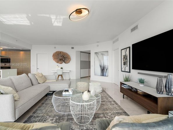 17111 Biscayne Blvd 2002, North Miami Beach FL 33160