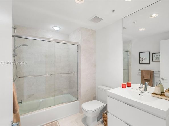 17111 Biscayne Blvd 2002, North Miami Beach FL 33160