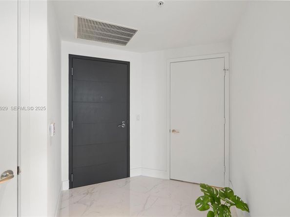 17111 Biscayne Blvd 2002, North Miami Beach FL 33160