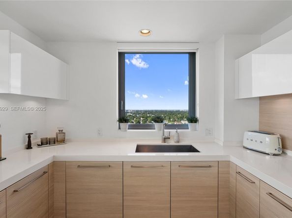 17111 Biscayne Blvd 2002, North Miami Beach FL 33160