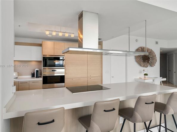 17111 Biscayne Blvd 2002, North Miami Beach FL 33160