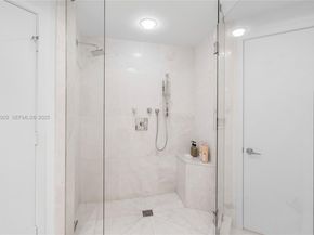 17111 Biscayne Blvd 2002, North Miami Beach FL 33160