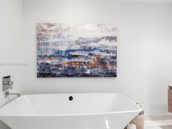 17111 Biscayne Blvd 2002, North Miami Beach FL 33160