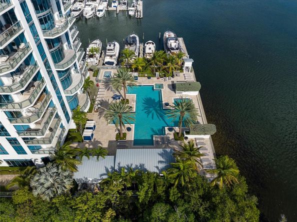 17111 Biscayne Blvd 2002, North Miami Beach FL 33160