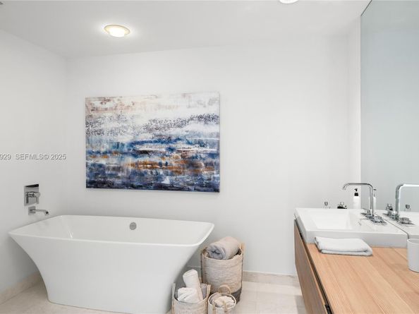 17111 Biscayne Blvd 2002, North Miami Beach FL 33160