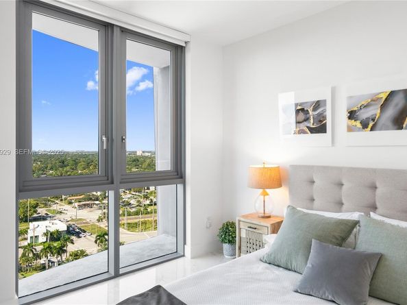 17111 Biscayne Blvd 2002, North Miami Beach FL 33160