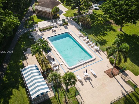 1100 Saint Charles Pl 308, Pembroke Pines FL 33026