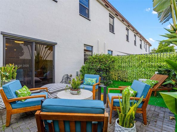 245 NE 210th St, Miami FL 33179