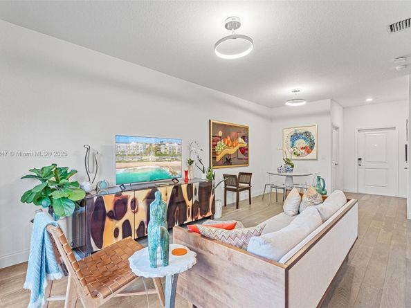 245 NE 210th St, Miami FL 33179