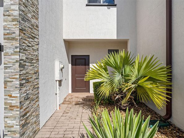 245 NE 210th St, Miami FL 33179