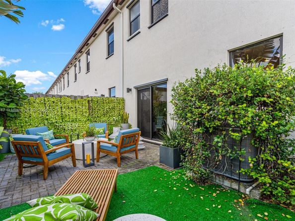 245 NE 210th St, Miami FL 33179