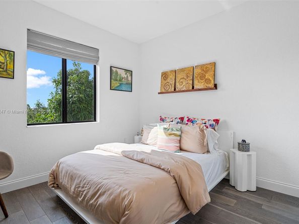 245 NE 210th St, Miami FL 33179