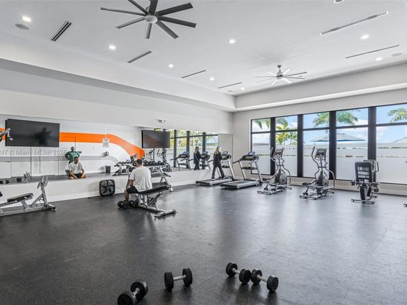 245 NE 210th St, Miami FL 33179