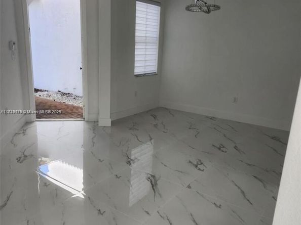 8465 NW 108th Path, Doral FL 33178