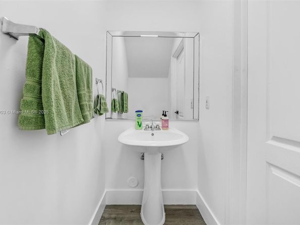 3067 Center St 17, Miami FL 33133