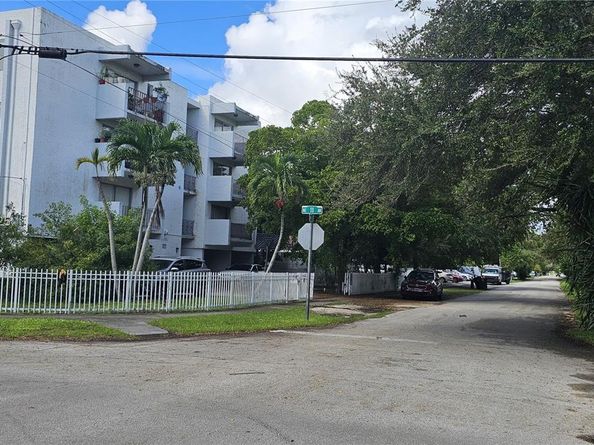 1090 NE 129th St 205, North Miami FL 33161