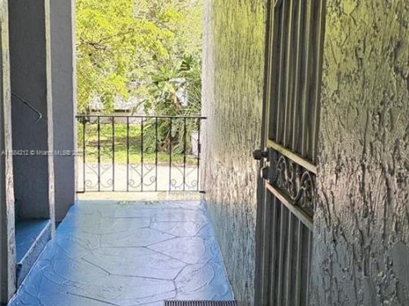 1090 NE 129th St 205, North Miami FL 33161