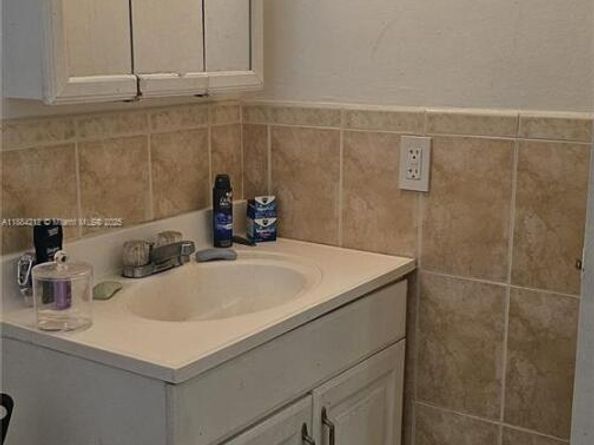 1090 NE 129th St 205, North Miami FL 33161