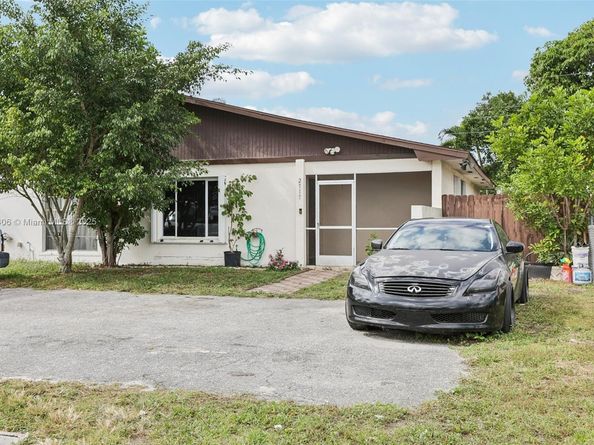 2117 E Bond Dr 1, West Palm Beach FL 33415