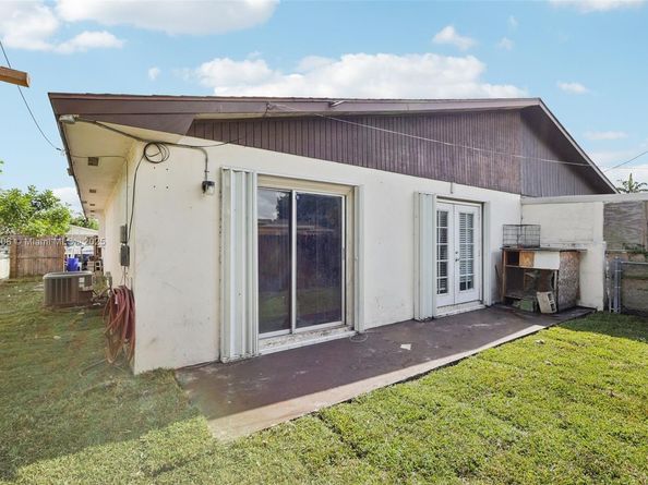 2117 E Bond Dr 1, West Palm Beach FL 33415