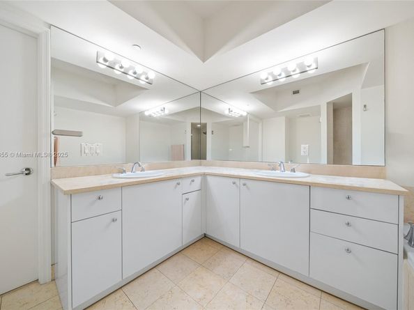 19900 E Country Club Dr 816, Aventura FL 33180